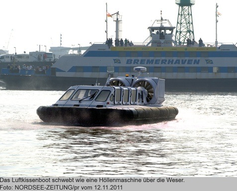 Luftkissenboot auf der Weser