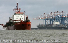 Baggerschiff "Alpha A" auf der Weser in Bremerhaven
