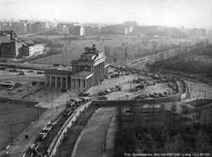 Berlin.- Bau der Mauer am Brandenburger Tor, Aufstellung von Mauersegment vor dem Brandenburger Tor durch Militär- und Baufahrzeuge (Luftaufnahme); Sommer/Herbst 1961.