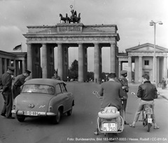 13.8.1961-Berlin: Sicherung der Staatsgrenze am 13.8.1961. Zahlreiche Westberliner Bürger ließen sich durch die Frontstadtpropaganda nicht von einem Besuch der DDR-Hauptstadt Berlin abhalten und passierten am 13.8. die für den Übergang eingerichteten Kontrollstellen. Nach der Kontrolle am Brandenburger Tor kehren die Besucher nach Westberlin zurück.