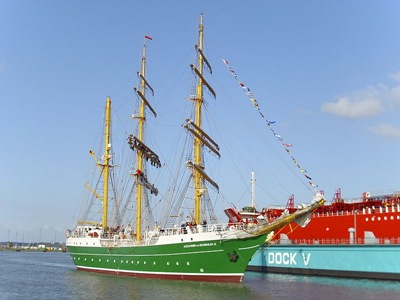 23. September 2011: Das Segelschiff Alexander von Humboldt II fährt nach Passieren der Kaiserschleuse in den Kaiserhafen I von Bremerhaven