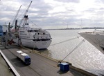 Ein Lkw hat Ausrüstung für die "Astor" geliefert. Rechts im Bild der Bug der "Visions of the Seas"