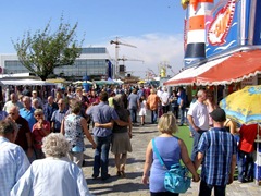 Am vergangenen Sonntag stimmte auf dem Bauernmarkt wirklich alles: viele Besucher bei schönstem Kaiserwetter, tolle Käseangebote und schöne Oldtimer-Motorroller bestimmtem das Bild am Fischereihaven