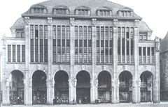 Der Eingangsbereich des Kaufhauses "Zum Strauss" mit seinen Arkaden. In der Anfangszeit musste das Kaufhaus mehrmals am Tag kurzfristig geschlossen werden, weil der Kundenandrang einfach zu groß war.