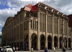 Hertie verkauft hier schon lange nichts mehr. Nur im Erdgeschoss hält eine Görlitzer Parfümerie die Stellung, der Rest des großen Kaufhauses steht leer. Wie mag die Zukunft für dieses einzigartige Gebäude aussehen?