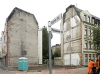 Nach dem Abriss des Hauses an der Ecke Eupener und Potsdamer Straße musste das Haus links vorübergehend evakuiert werden. Die Giebelwand war nicht mehr standsicher. | Foto: Nordsee-Zeitung/ls vom 11. Juli 2012