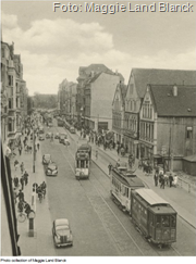 Bremerhavens Hafenstraße/Ecke Rickmerstraße früher.Hinter den 3 Häusern geht es rechts in die Rickmerstraße. Der VW-Käfer auf der linken Bildseite verrät uns, dass das Bild Anfang der 1950er Jahre entstanden sein muss.