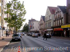 Bremerhavens Hafenstraße/Ecke Rickmerstraße am 2. Oktober 2012. In die Rickmerstraße geht es an der Ampel rechts hinein. Die 3 Häuser auf der rechten Seite sind auf beiden Bildern gut zu erkennen.