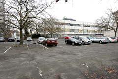 Auf diesem Parkplatz soll der neue Sitz der AOK entstehen. Die heutige Zentrale (im Hintergrund) wird dann abgerissen. | Foto: Nordsee-Zeitung/eer vom 30.12.2011