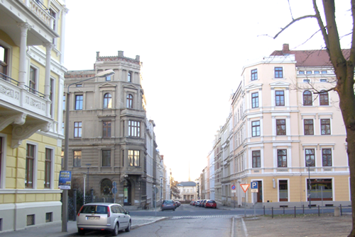 Görlitzer Kreuzung: Wilhelmsplatz im Vordergrund kreuzt die Konsulstraße und wird im Hintergrund zur Gartenstraße