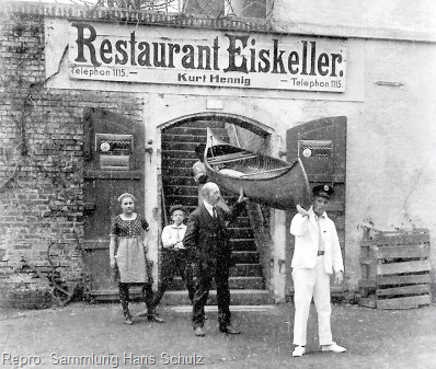 Kanufahrer posierten gern einmal vor der beliebten Gaststätte