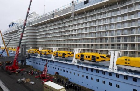 "Spectrum of the Seas" in Bremerhaven