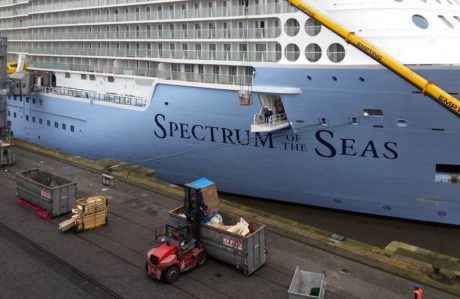 "Spectrum of the Seas" in Bremerhaven