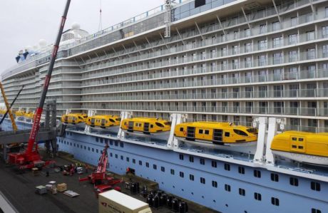 "Spectrum of the Seas" in Bremerhaven