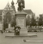 Zwei Signäler unter einem Denkmal in Brüssel
